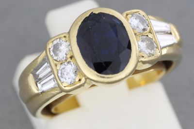 une image d'une bague sertie d'un saphir bleu et de diamants blancs