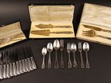 beaucoup d'argenterie dans un coffret sur une table