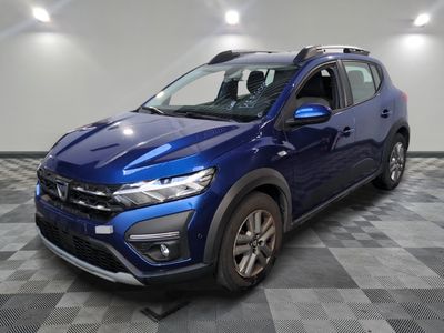 un 4x4 bleu garé dans un garage au sol en damier
