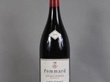 une bouteille de vin posée sur une table