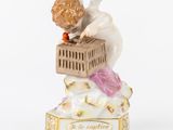 une figurine représentant un ange surmontée d'un panier