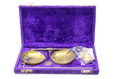 un étui en velours violet contenant une paire de lunettes
