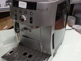 une machine à café posée sur une table dans un magasin