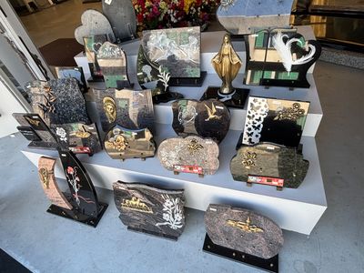 de nombreux objets exposés sur une table