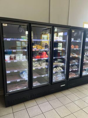 une photo d'un congélateur dans un magasin