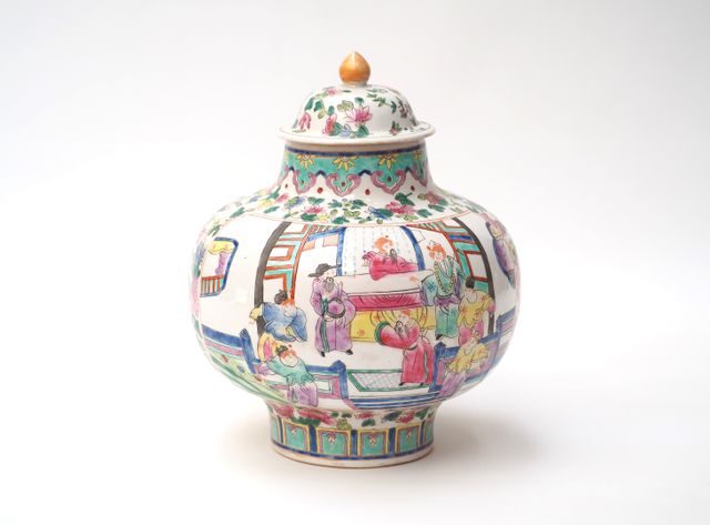 CHINE XXème siècle
Pot couvert à panse renflée en porcelaine et é...