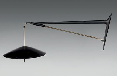 une photo d'une lampe noire suspendue au mur