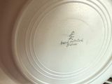 un bol blanc portant une inscription, posé sur une table