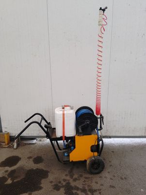 une petite machine posée par terre à côté d'un bâtiment