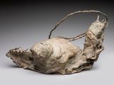 une image représentant une sculpture d'un escargot sur un morceau de bois