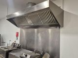 une cuisine équipée d'une cuisinière, d'un four et d'autres appareils électroménagers