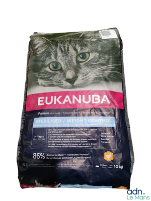 un sac de croquettes Eukanuba pour chat sur fond blanc