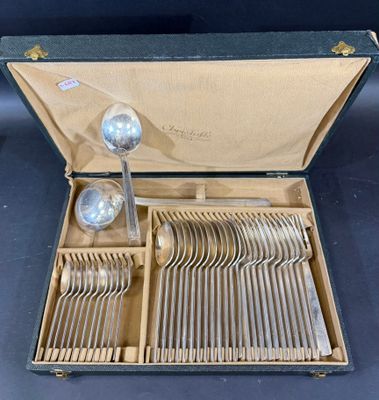un coffret contenant de l'argenterie sur une table