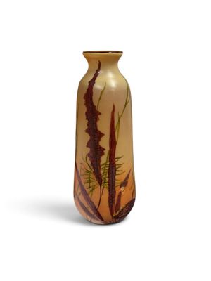 grand vase en verre orné de motifs marron et verts sur fond blanc