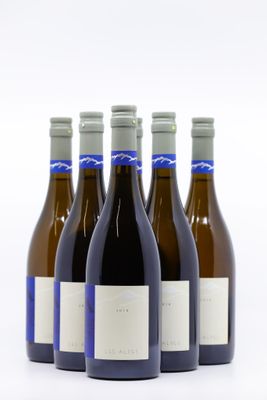 six bouteilles de vin sont alignées sur une surface blanche