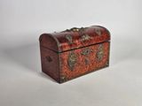 une petite boîte en bois ornée d'un motif métallique