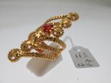 l'image d'une bague en or contenant une pierre rouge