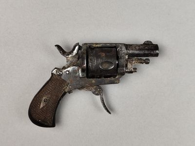 un vieux fusil posé sur une table