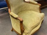 une chaise qui se trouve au milieu d'une pièce
