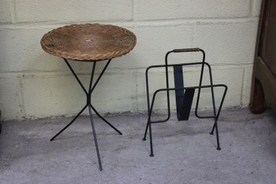 deux chaises et une table sur laquelle se trouve un panier