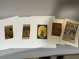 une table sur laquelle se trouvent plusieurs cartes