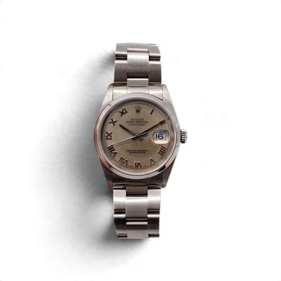 une image d'une montre-bracelet dont le cadran comporte des chiffres romains