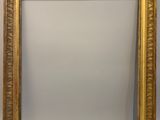 un miroir à cadre doré sur fond blanc
