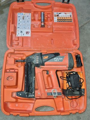 une trousse orange contenant une agrafeuse et des agrafes