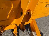 un gros plan d'un petit avion jaune au sol