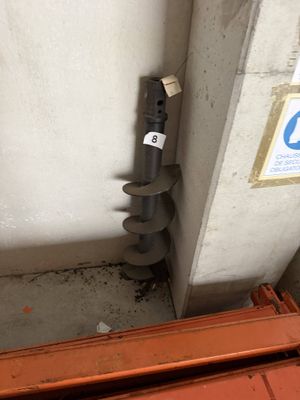 un tuyau qui sort du mur à côté d'une porte