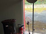 une lampe posée sur une table près d'une fenêtre