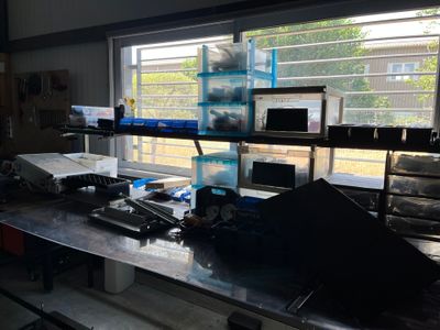 une photo d'un établi dans un garage où règne un grand désordre