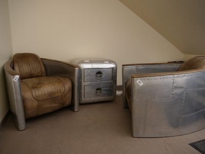 deux chaises et une table dans une pièce