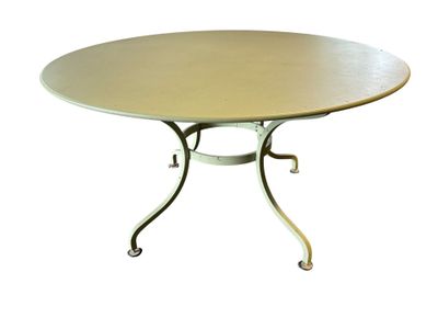une image représentant une table ronde avec des pieds en métal et un plateau en bois