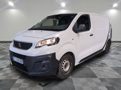 la photo d'une camionnette blanche sur un sol en damier