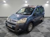 la petite camionnette bleue est garée sur un carrelage à carreaux