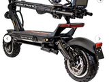 un scooter posé sur un fond blanc
