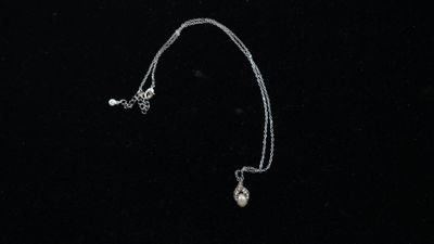 Collier en or blanc 375°/°° orné d'une perle fantaisie et de… - Photo 1