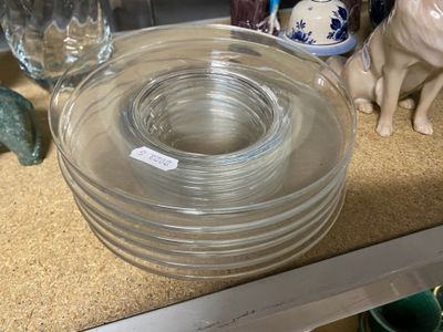 une pile d'assiettes en verre posée sur un comptoir