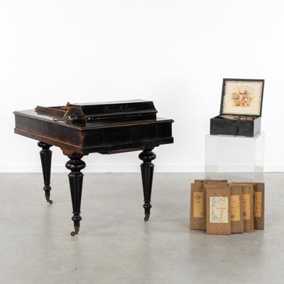 un piano et une boîte posée par terre dans une pièce