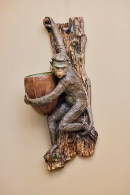 Grande applique murale en barbotine représentant un singe gr…