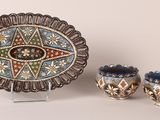 trois œuvres d'art posées sur une table