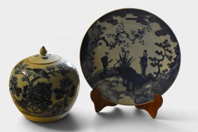 une assiette bleue et blanche et un bol jaune et blanc