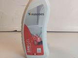 une bouteille de nettoyant pour toilettes posée sur un plan de travail