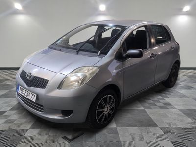 une photo d'une toyota yaris argentée garée dans un garage