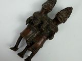 statue représentant un homme et une femme assis sur un cheval