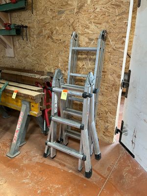 deux échelles et une table dans une pièce