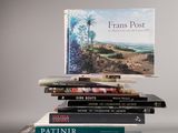 plusieurs livres sont empilés sur une table