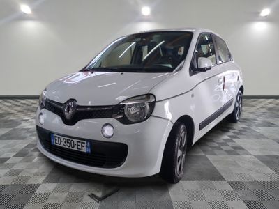 la photo d'une voiture blanche garée dans un garage