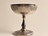 un bol ancien en argent sur pied, sur fond blanc